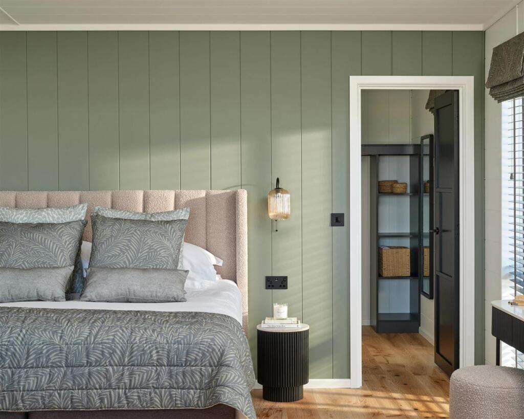 The Tideline Lodge - En suite Bedroom