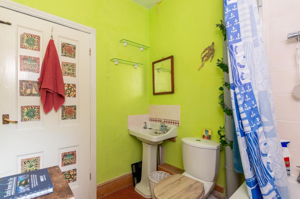 1S1R5SE - Bathroom A.jpg