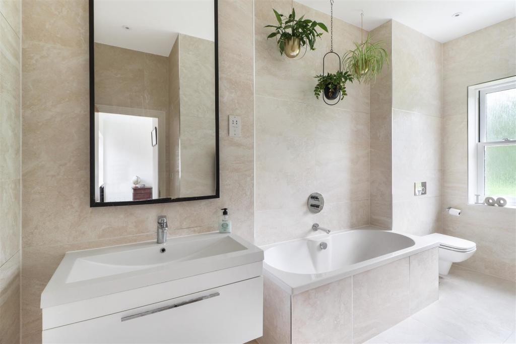 Main Bedrom En Suite.jpg