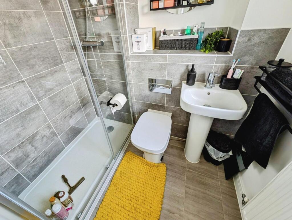 170 Dowsell Way bathroom.jpg