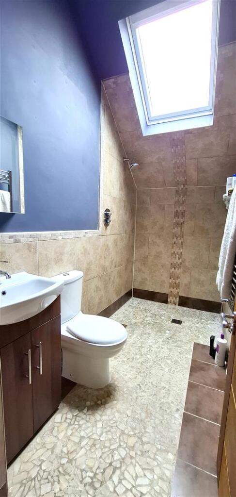 EN SUITE SHOWER ROOM