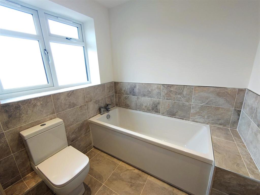 Family Bathroom b.jpg