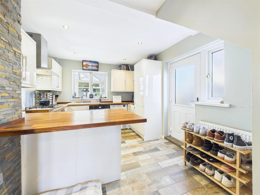 BREAKFASTING KITCHEN