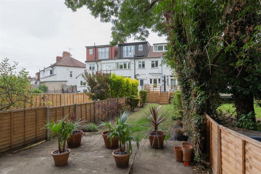 Brackley Square, IG8