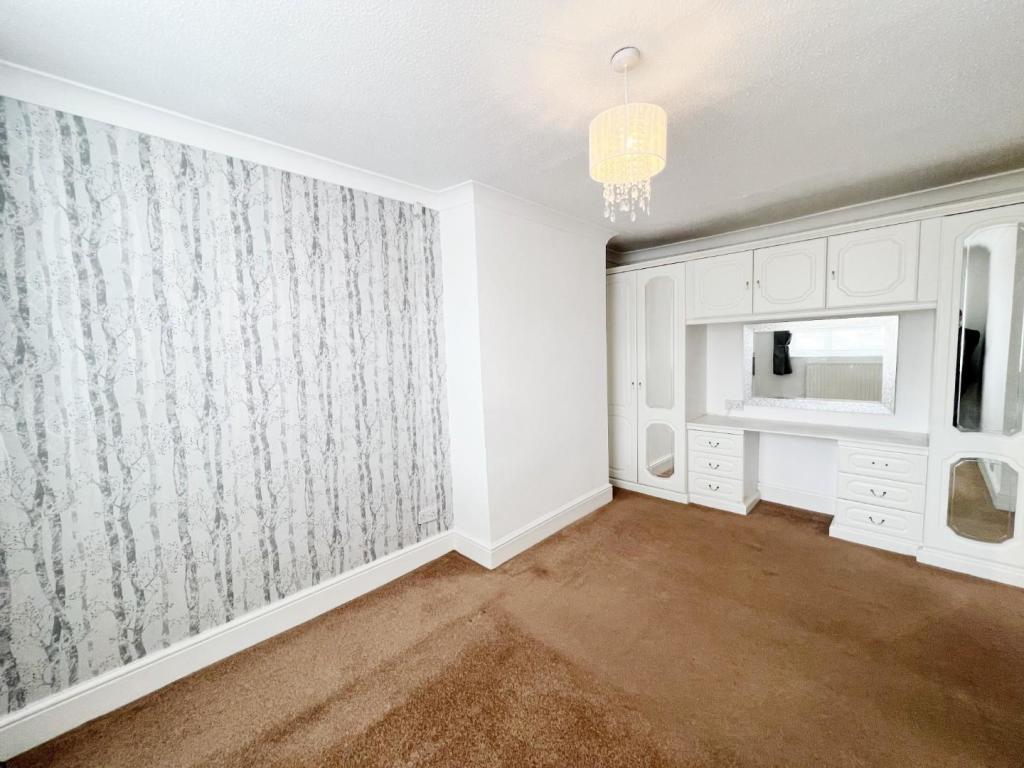 Bedroom 1 pic 2.jpg