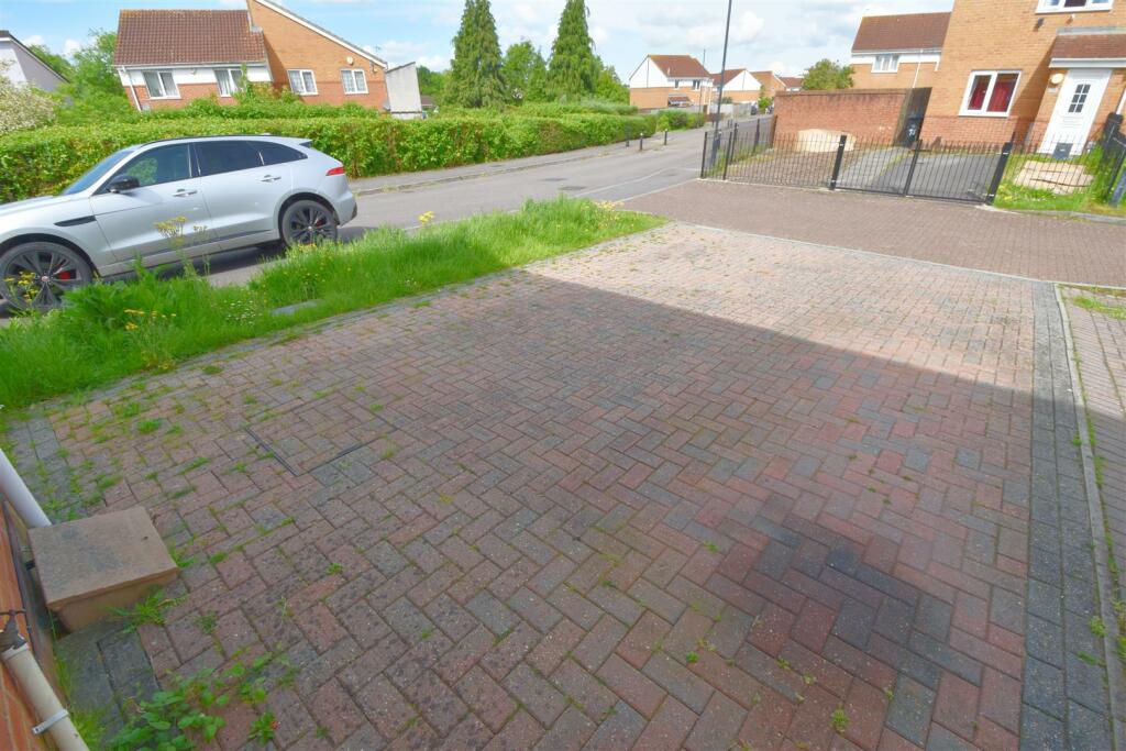 Driveway to front.jpg
