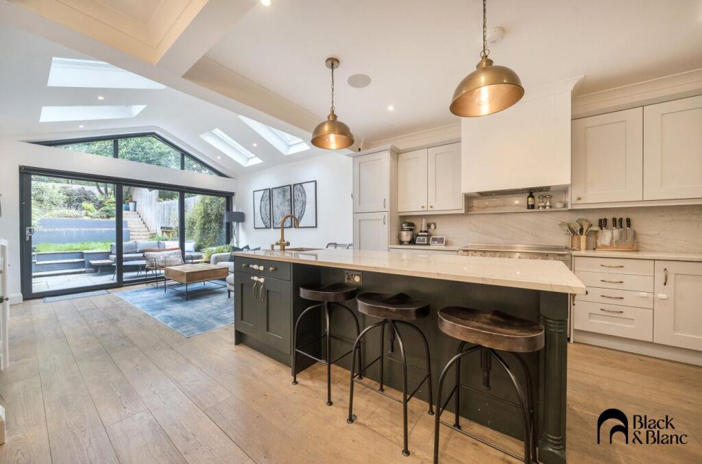 Kitchen/ Dining