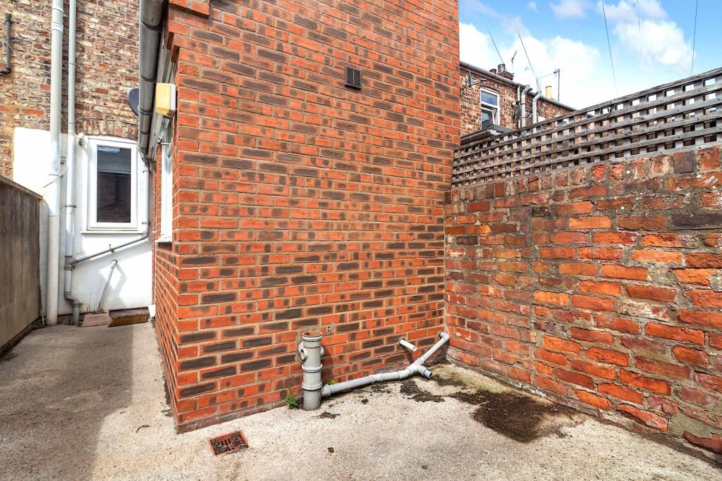 7 Hanover Street East - Yard