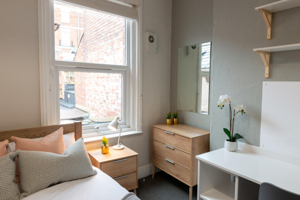 11 Well Street, Bedroom 5