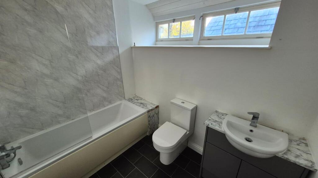 210bDS Bathroom 2.jpeg