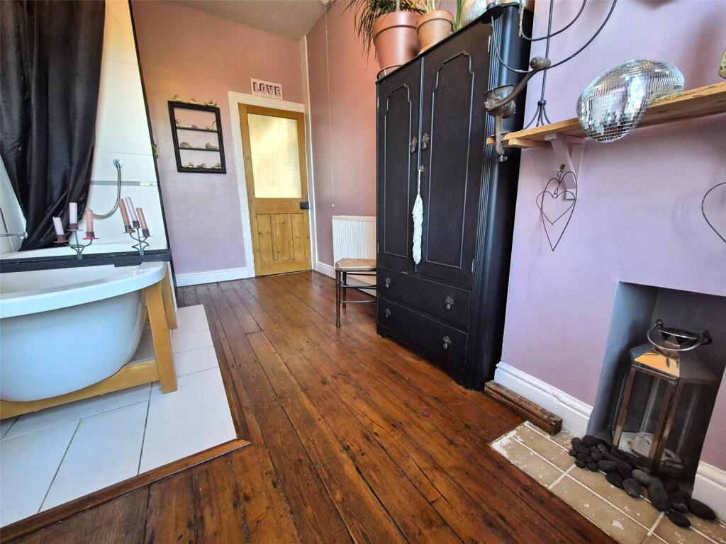 Spacious Bathroom