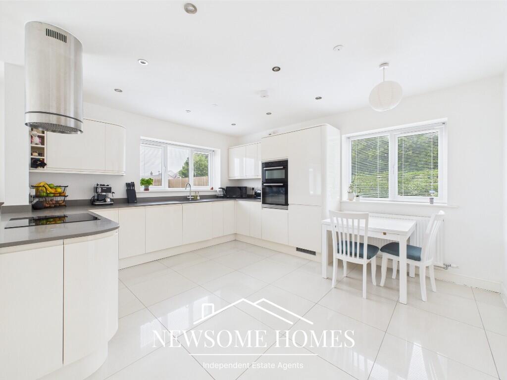 Kitchen/ Dining Room