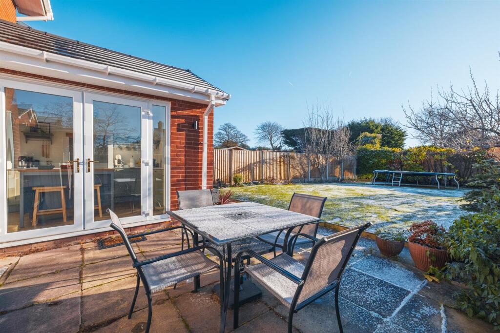 6 Greenfields Close-69.jpg