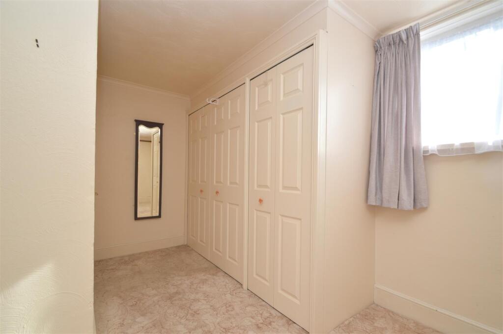 Dressing area in Bedroom 2