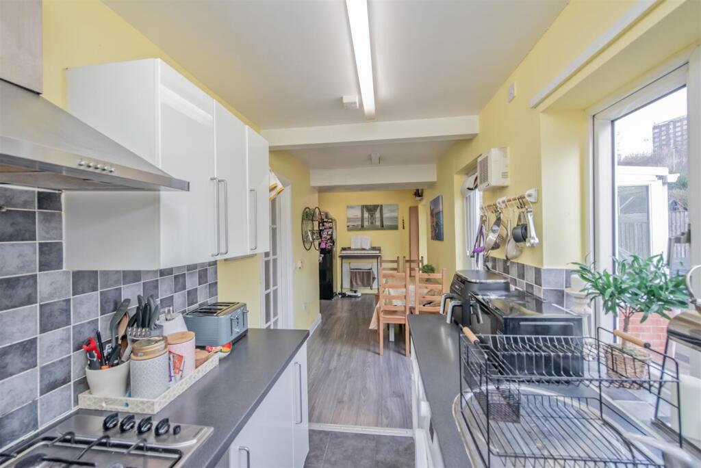 Fitted Kitchen / Dining Area: