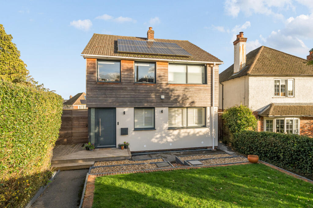 North Avenue, Farnham, GU9