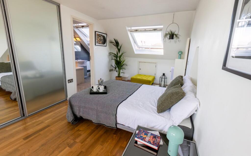Top_Floor_Ensuite.jpg