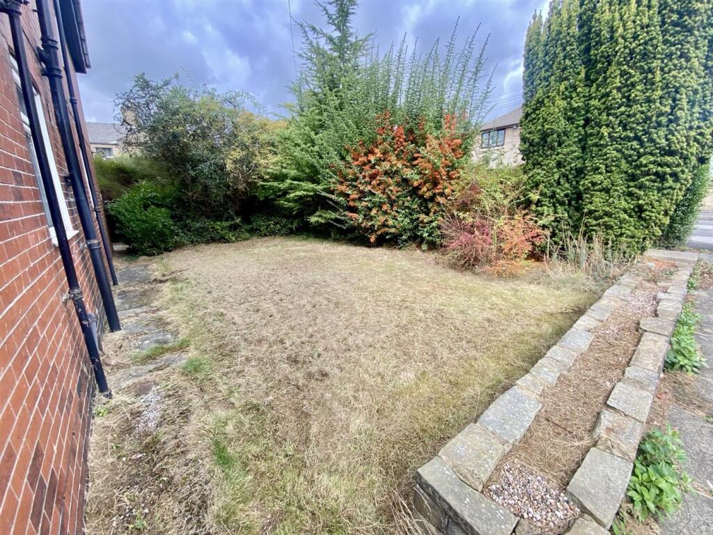 Bramleys Estate Agents - Meadow Bank Crescent - Mi