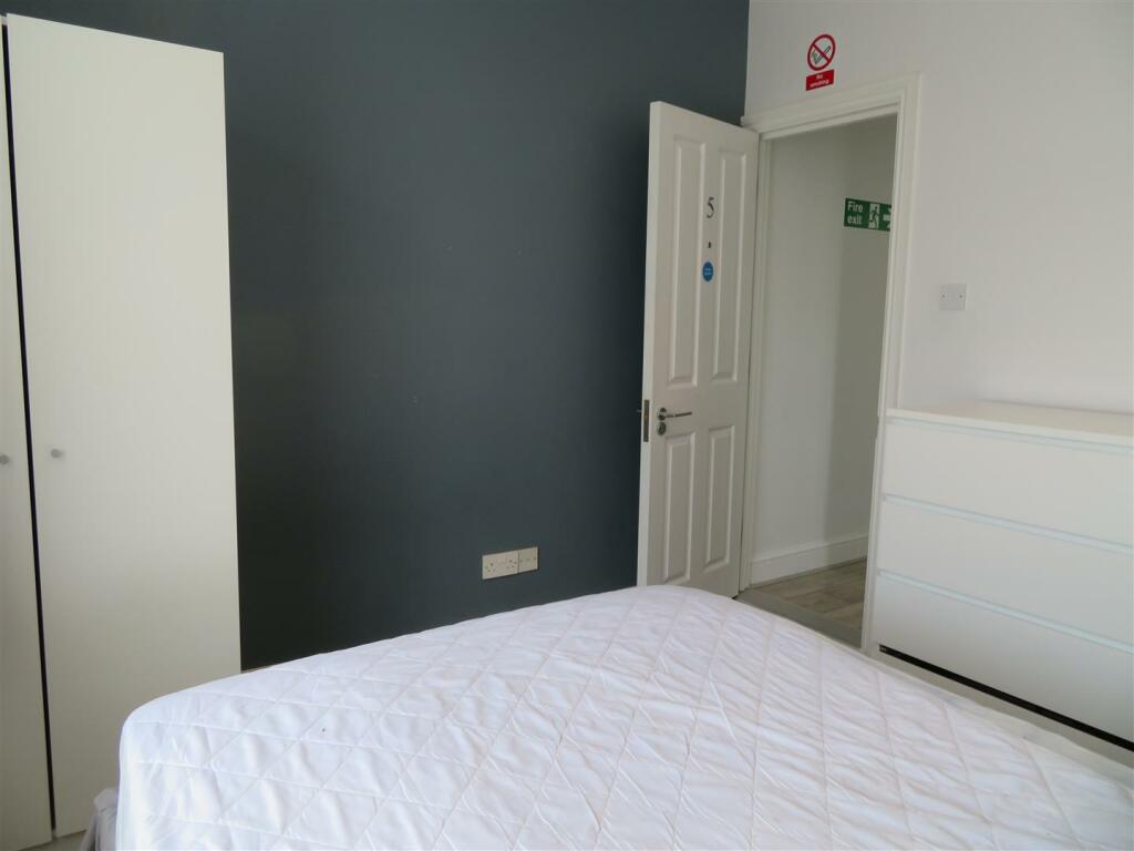 1 Edmund Road Bed3a.JPG