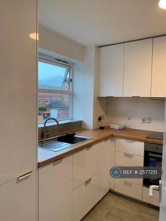 Kitchen Dishwasher/Fridge Freezer