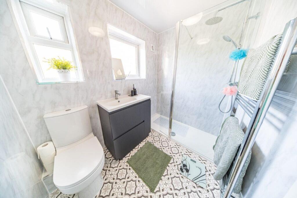 9 Pratt Road bathroom.jpg