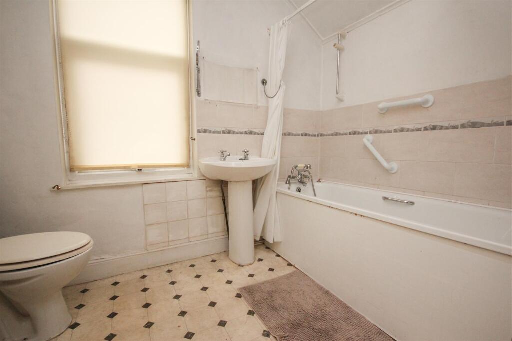 bathroom 1.JPG