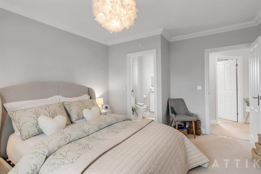 4 Golden Orfe Close Mulbarton NR14 8FH (20).jpg