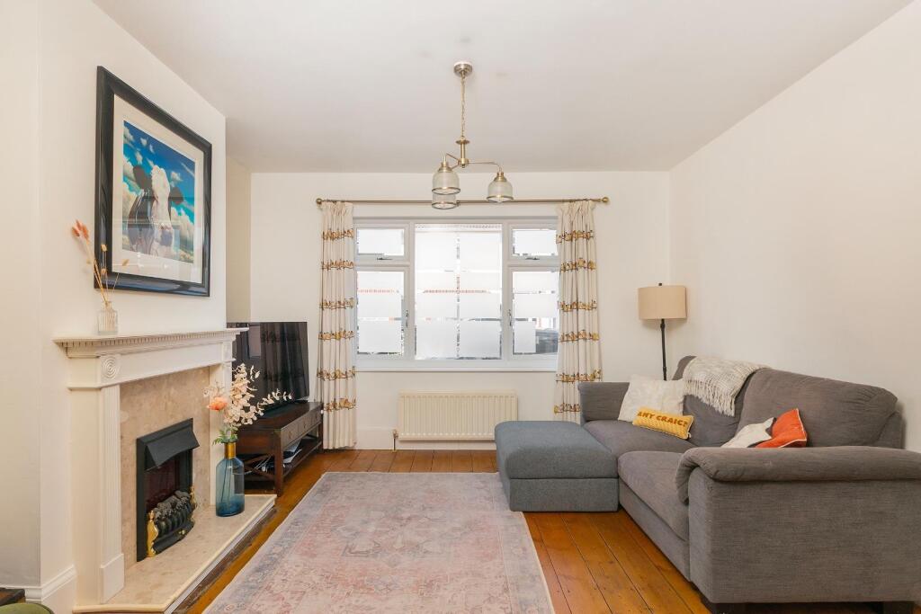 0A5RAN - Living Room E.jpg