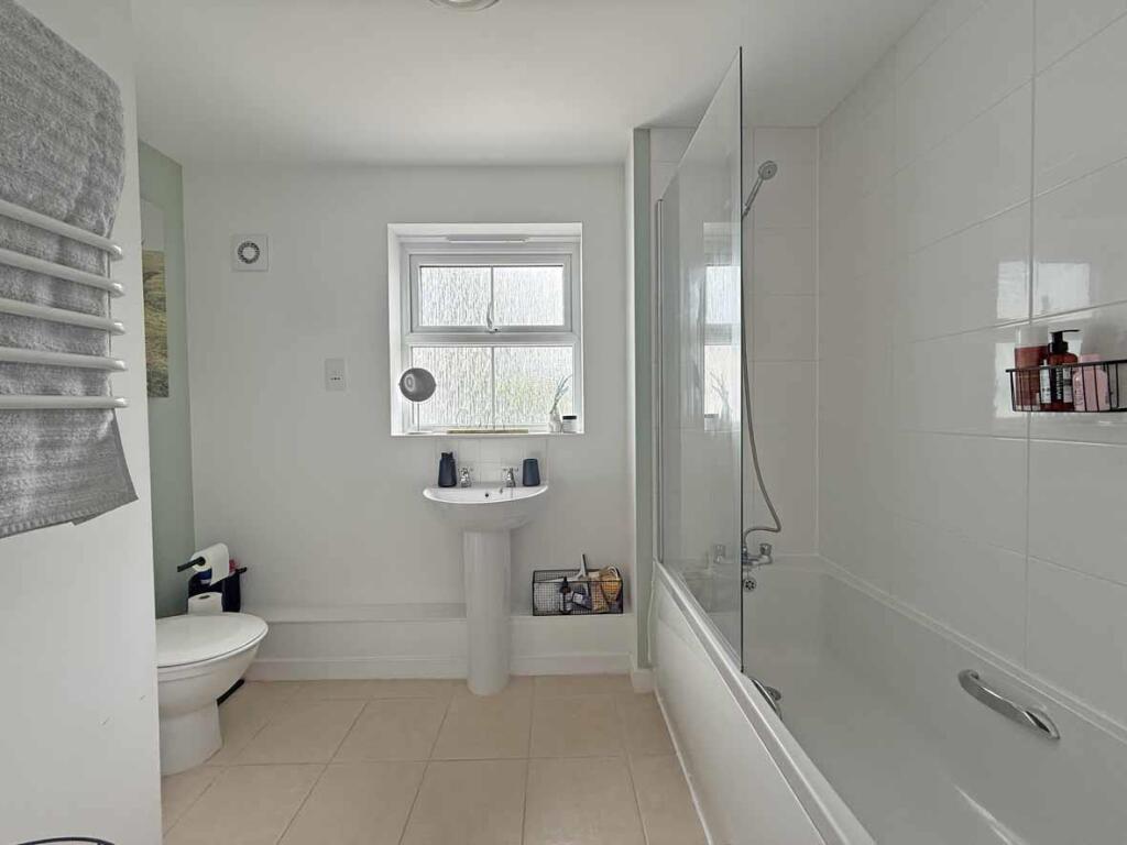 Junction Gardens 100 - Bathroom.jpg