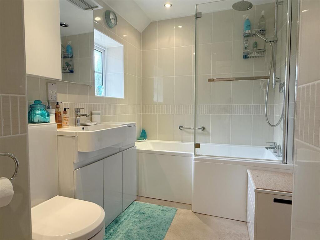 Bathroom 1.JPG