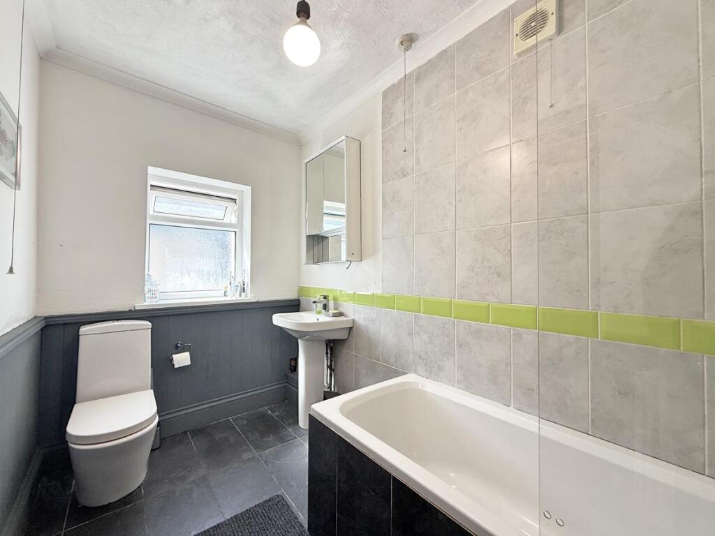 Palmerston Street 10 - Bathroom.jpg