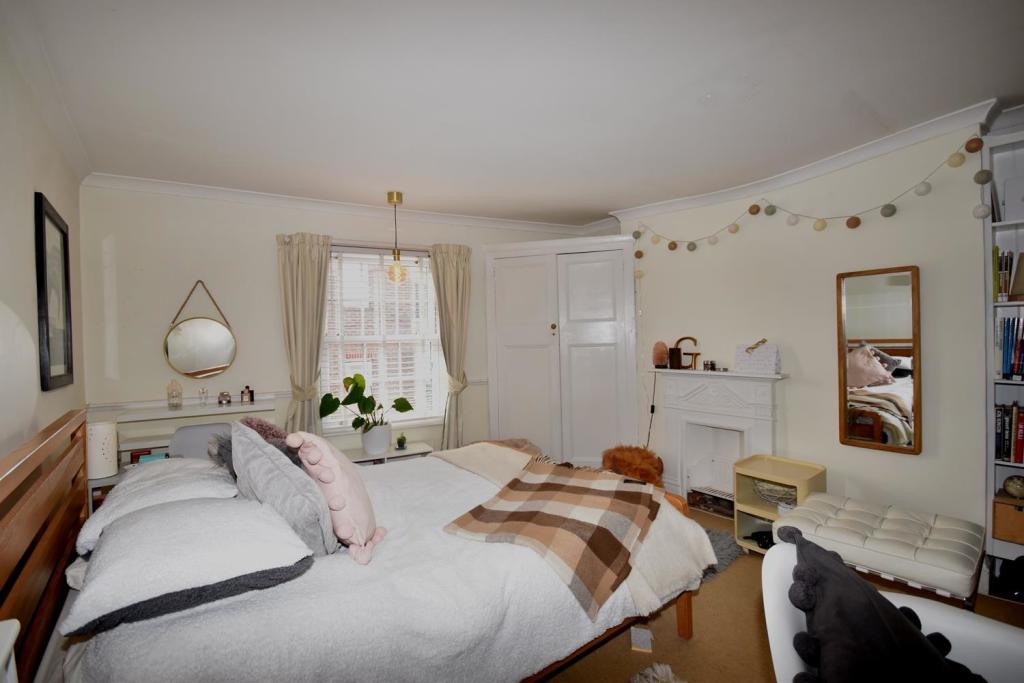 Bedroom 2.JPG