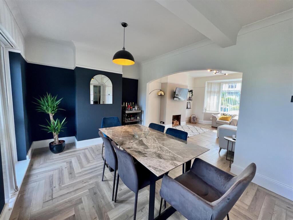 LIVING / DINING ROOM