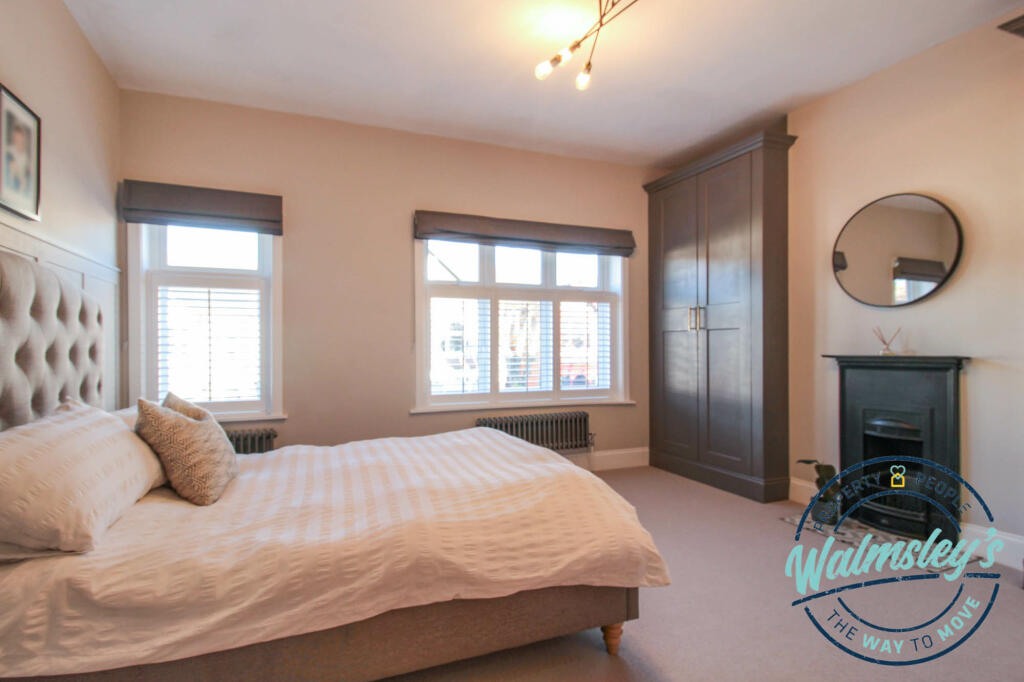 Main bedroom (full width to frontage)