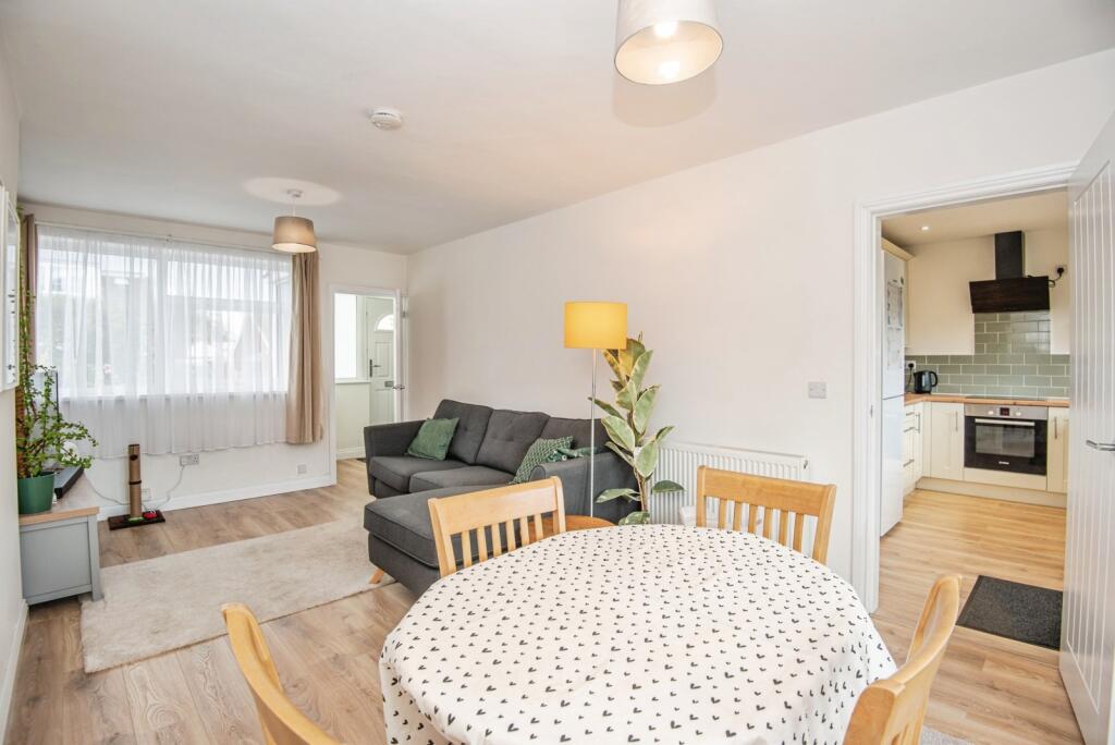 Lounge/Dining Area