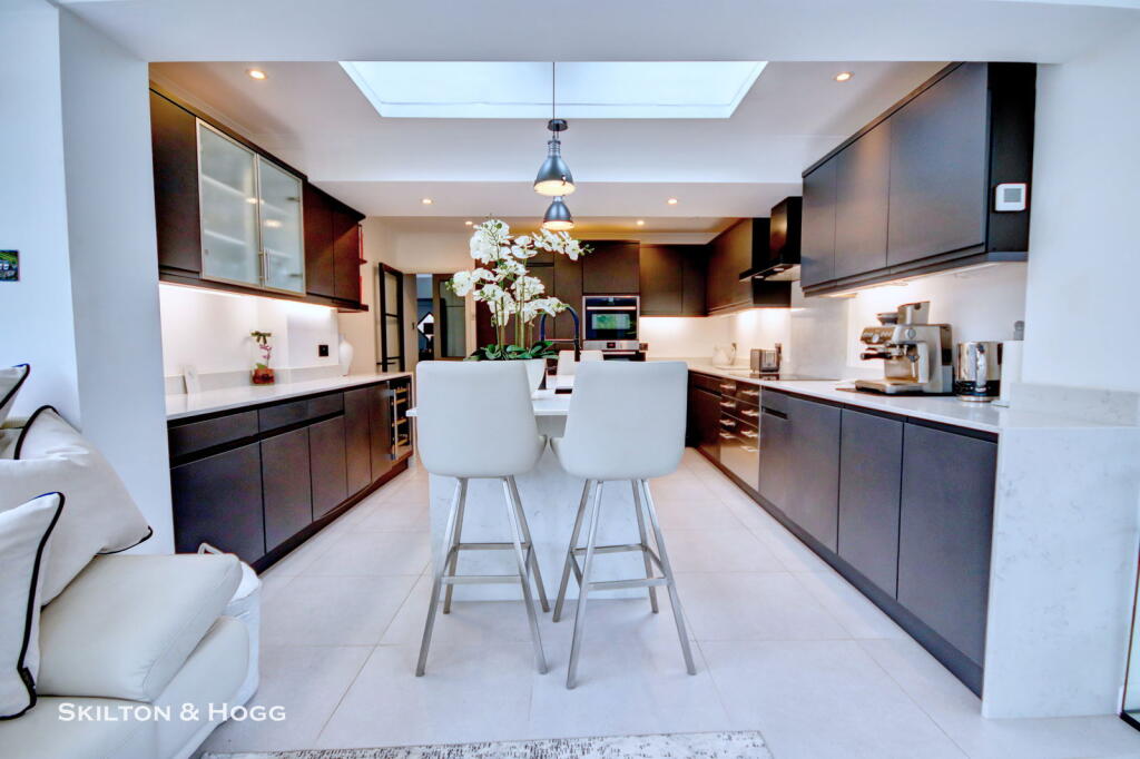 Manor Close, Charwelton, Daventry, NN11 3YQ