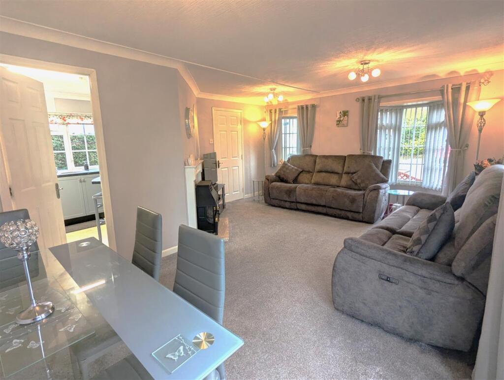 Lounge/Dining Room