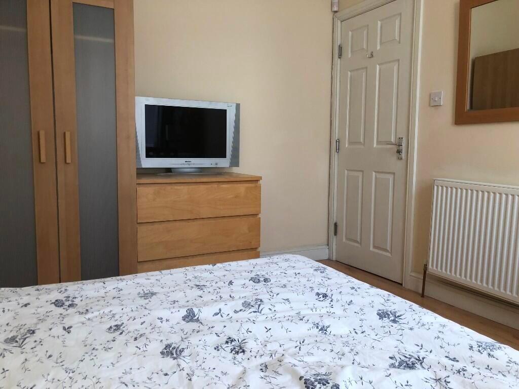 A cozy double bedroom featuring a comfortable b...