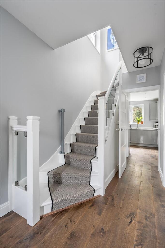 Larkshall Crescent E4