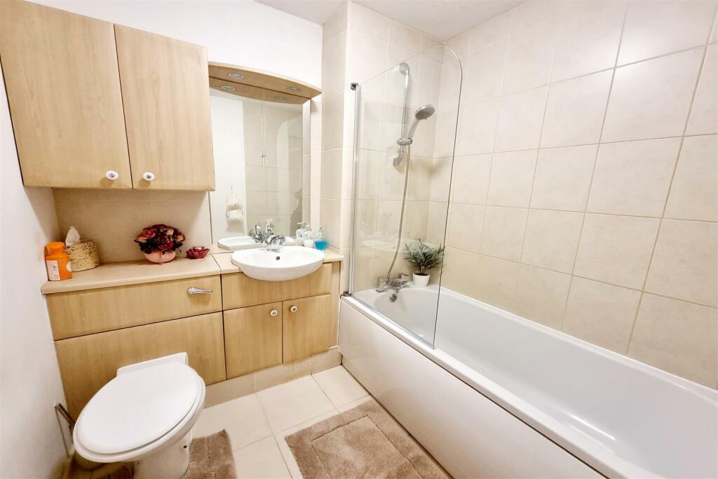 FAMILY BATHROOM:
