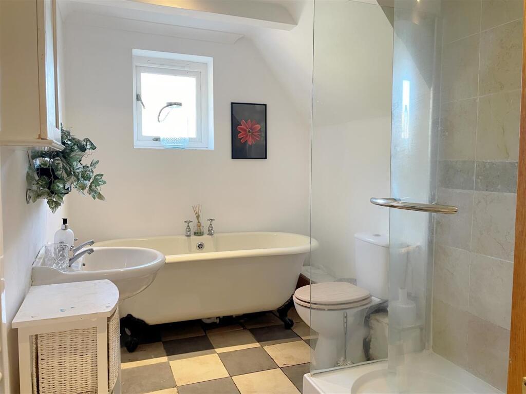 Bathroom 1.JPG