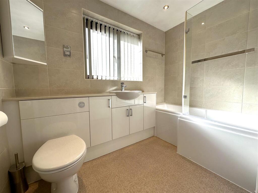 Stylish Modern Bathroom 525
