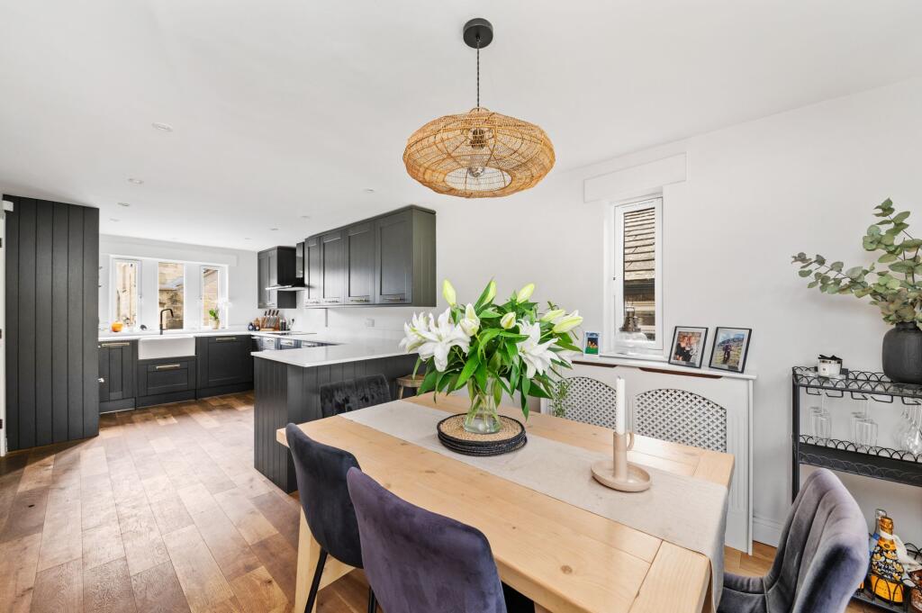 OPEN-PLAN DINING KITCHEN