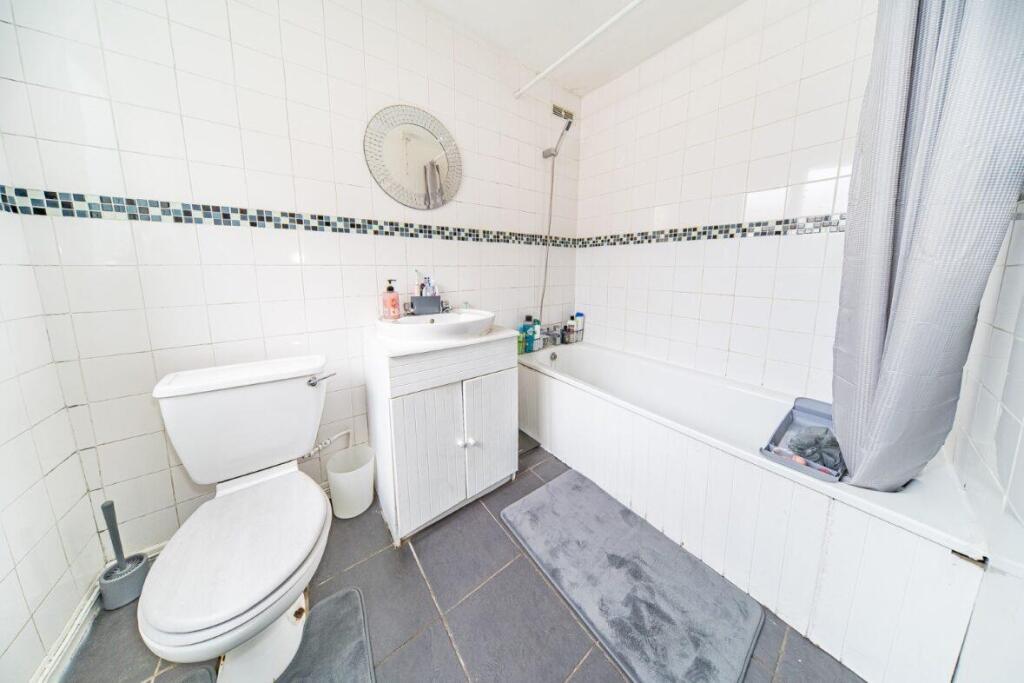 35 Cross Street bathroom.jpg