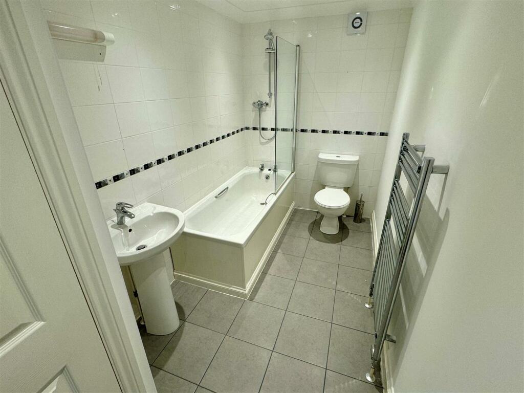 7 Fistral Wave Bathroom