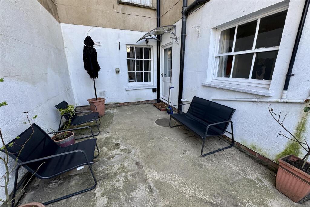 39 Royal Well Lane - Courtyard