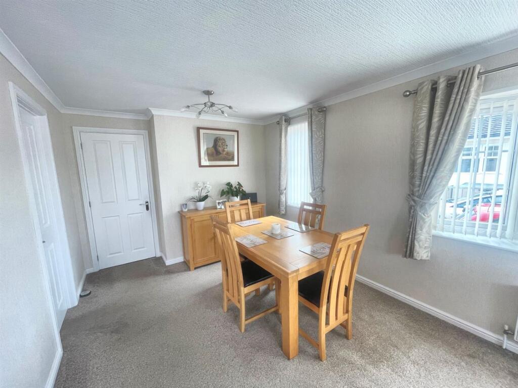 L Shaped Lounge/Diner