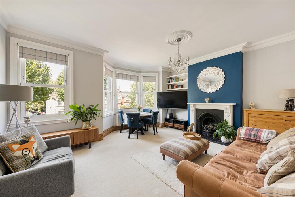 The Avenue E4