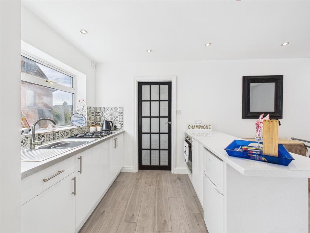 Open plan kitchen/dining/living: