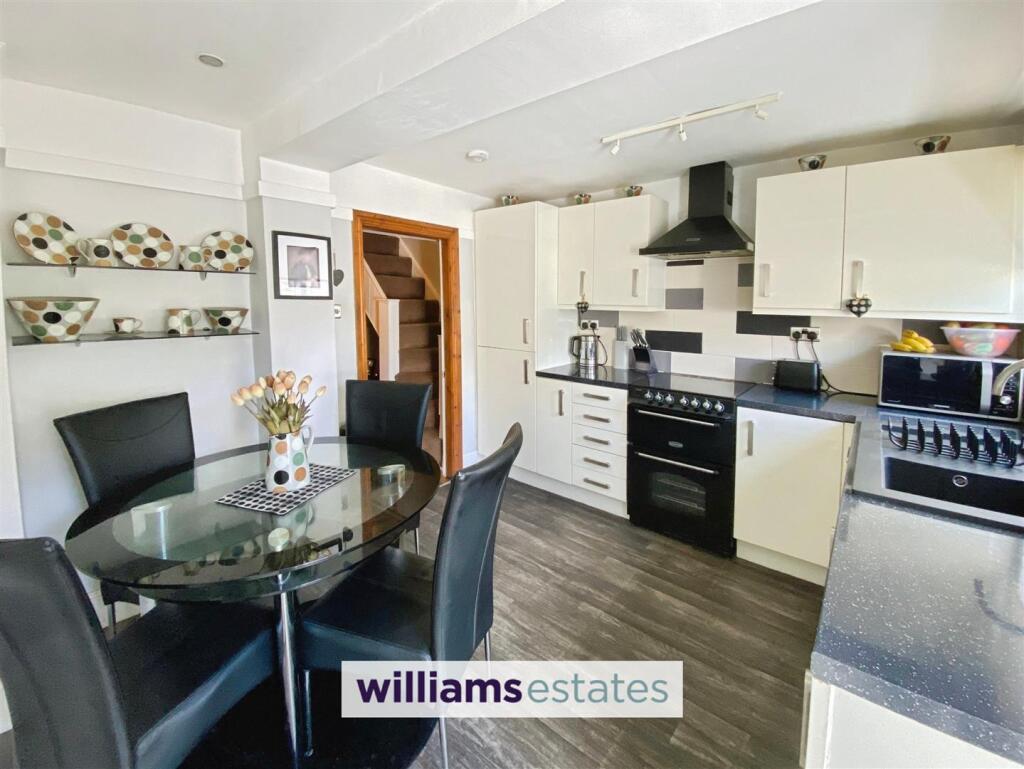 Kitchen/ Dining Room